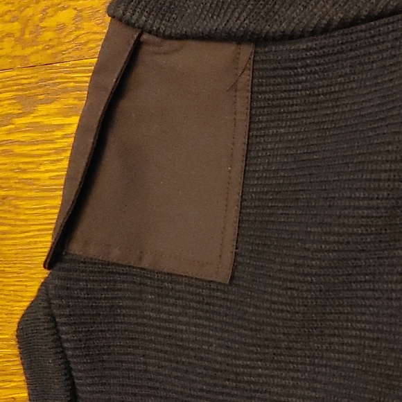 Men's Rib knit 100% Acrylic Pull Over with Epaulet Detail Size Medium - Picture 7 of 8